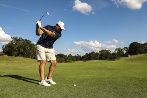 What are the differences in average 18-hole scores for golfers of different skill levels?